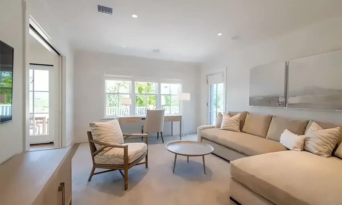 Photo of Livingroom in Brant Point