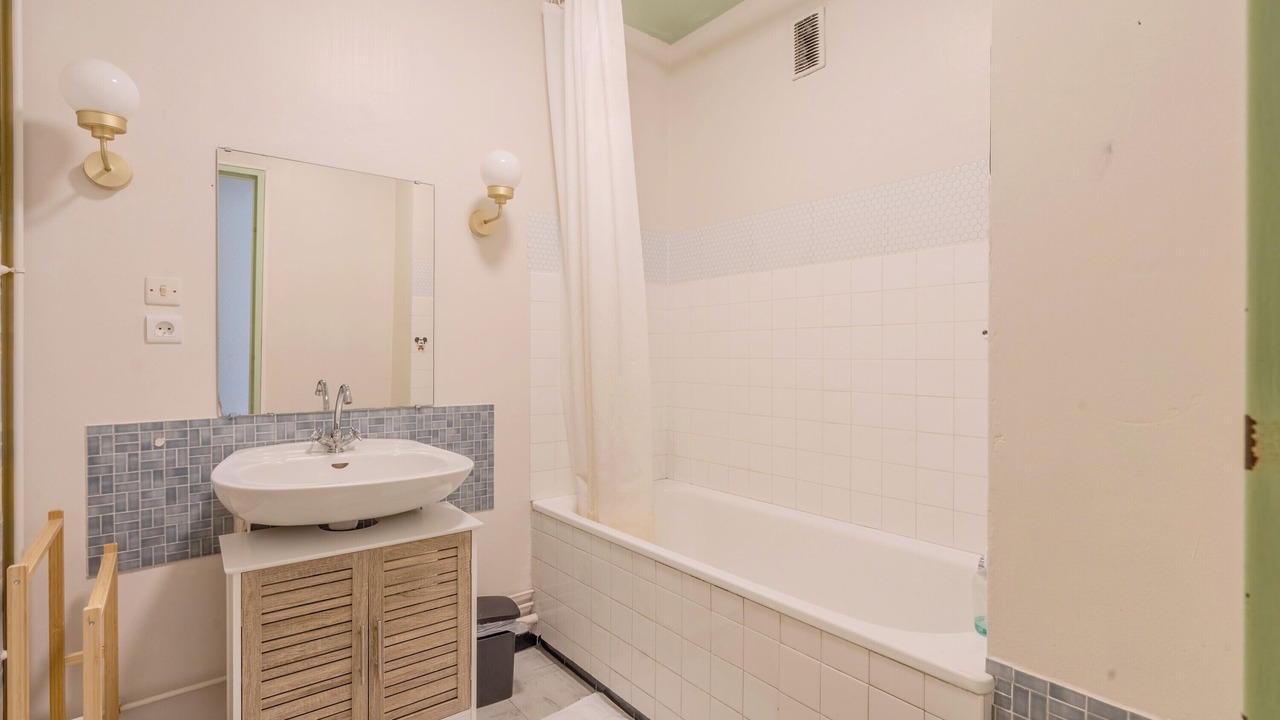 Photo of Bathroom in Sablons - Newton