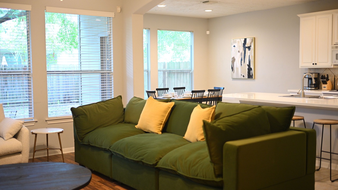 Photo of Livingroom in Alden Bridge