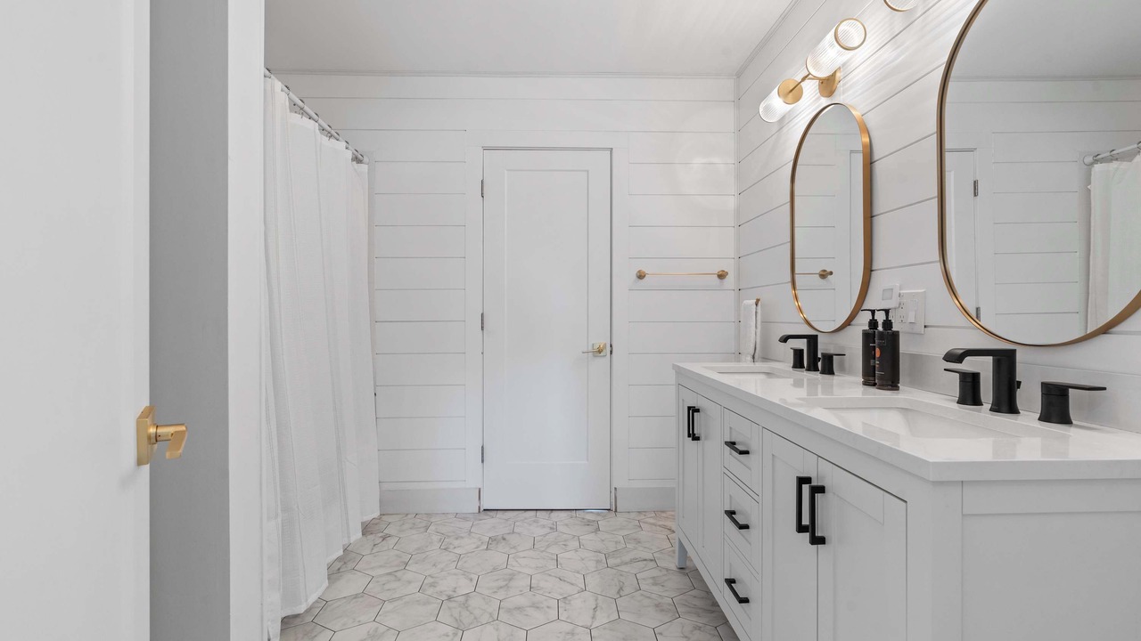 Photo of Bathroom in Utterson