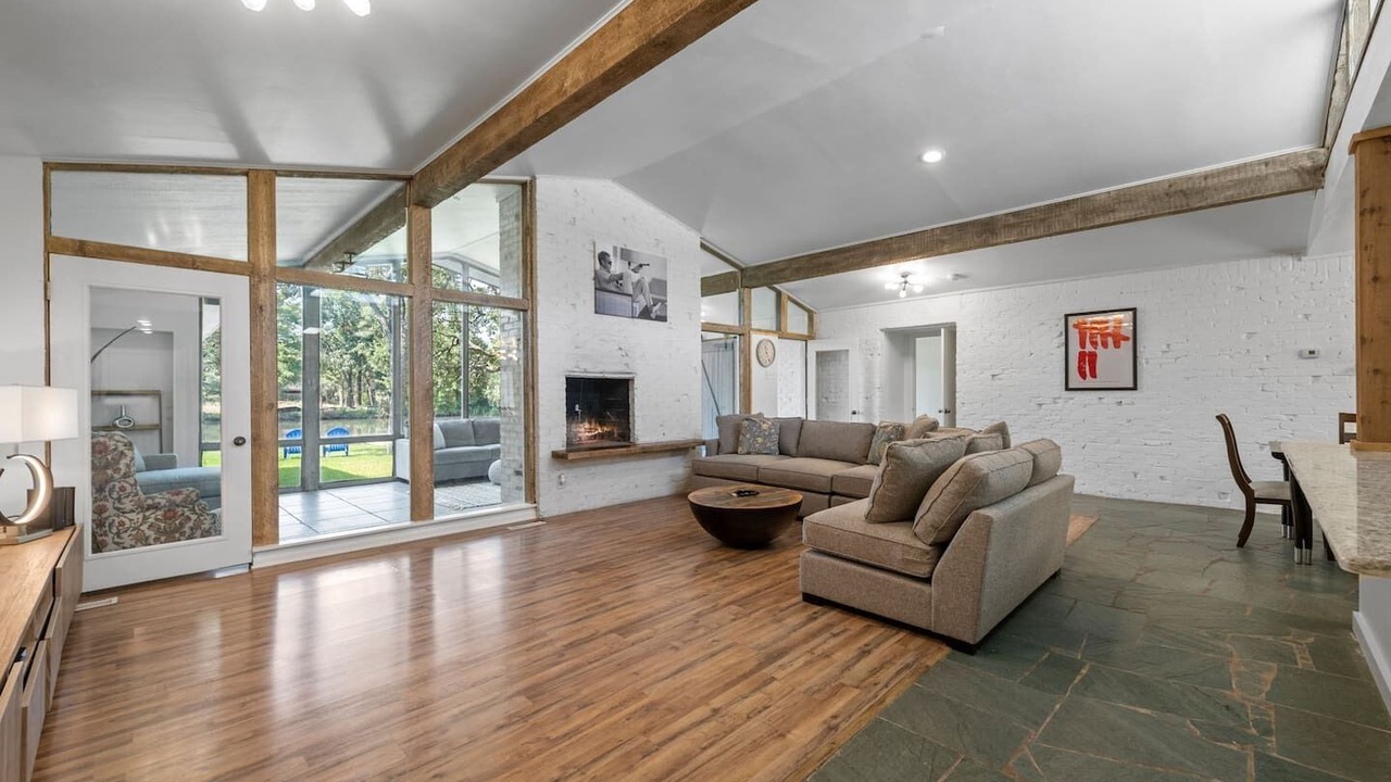 Photo of Livingroom in Central Arlington