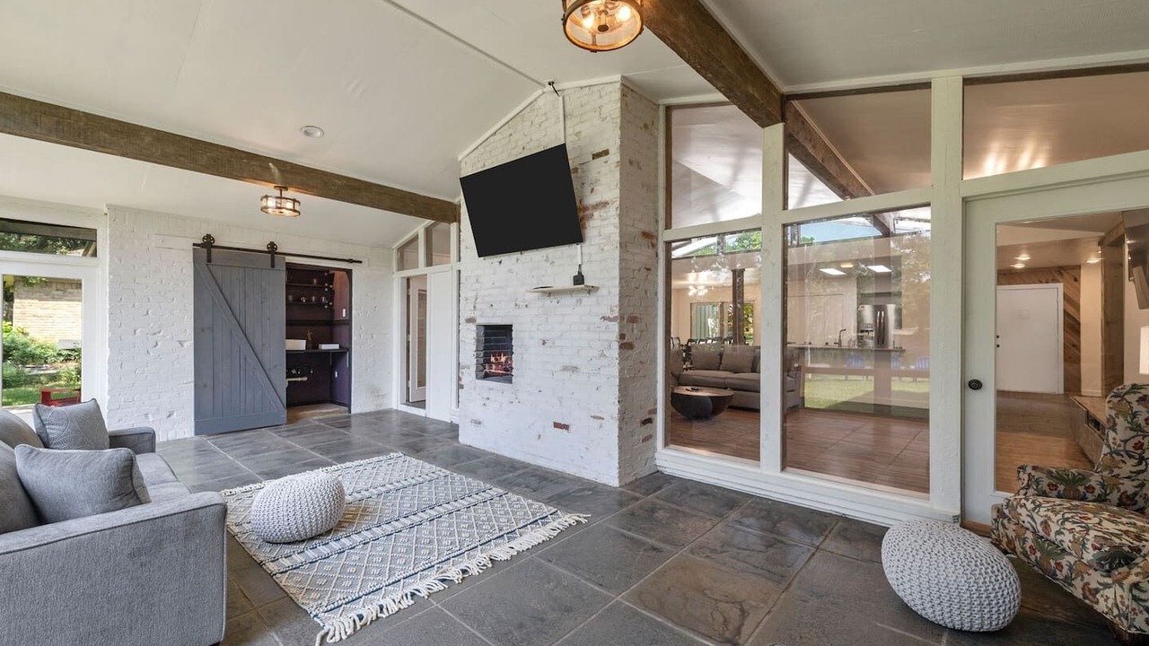 Photo of Livingroom in Central Arlington