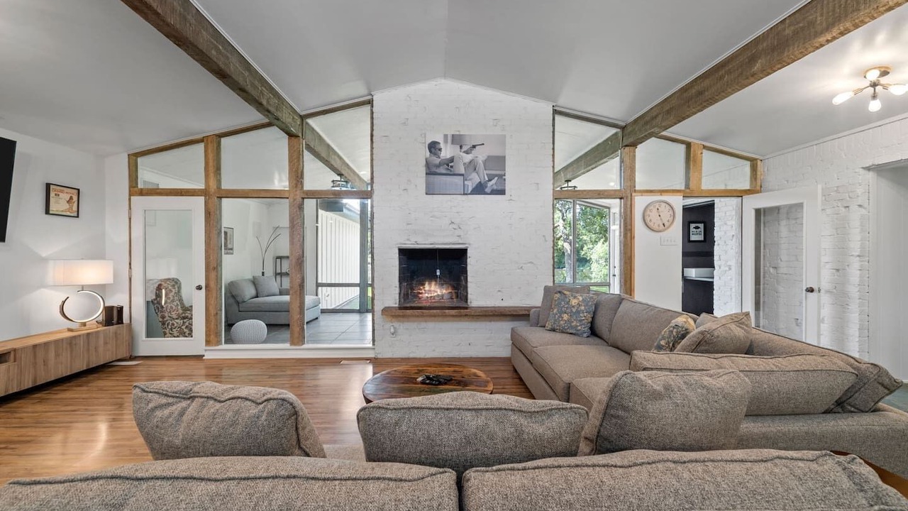 Photo of Livingroom in Central Arlington