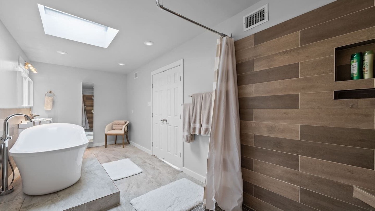 Photo of Bathroom in Central Arlington
