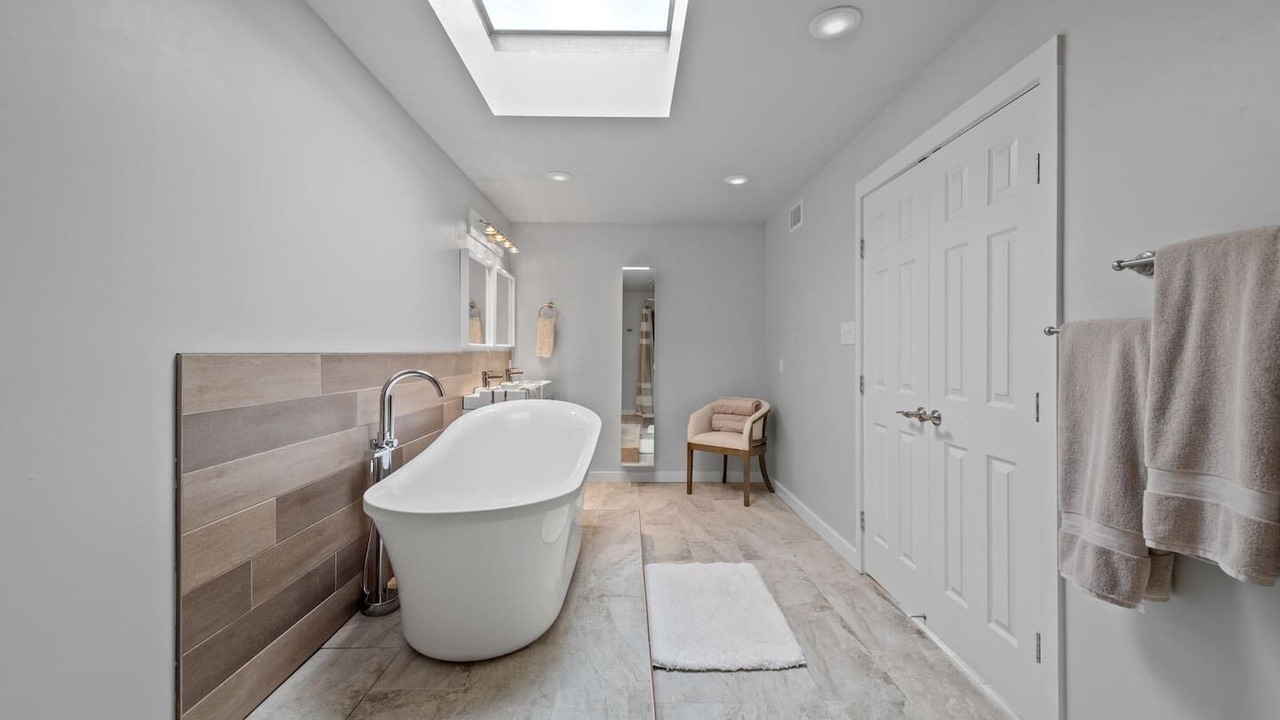 Photo of Bathroom in Central Arlington