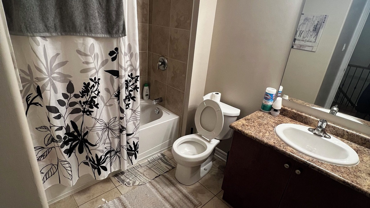Photo of Bathroom in Stittsville - Basswood