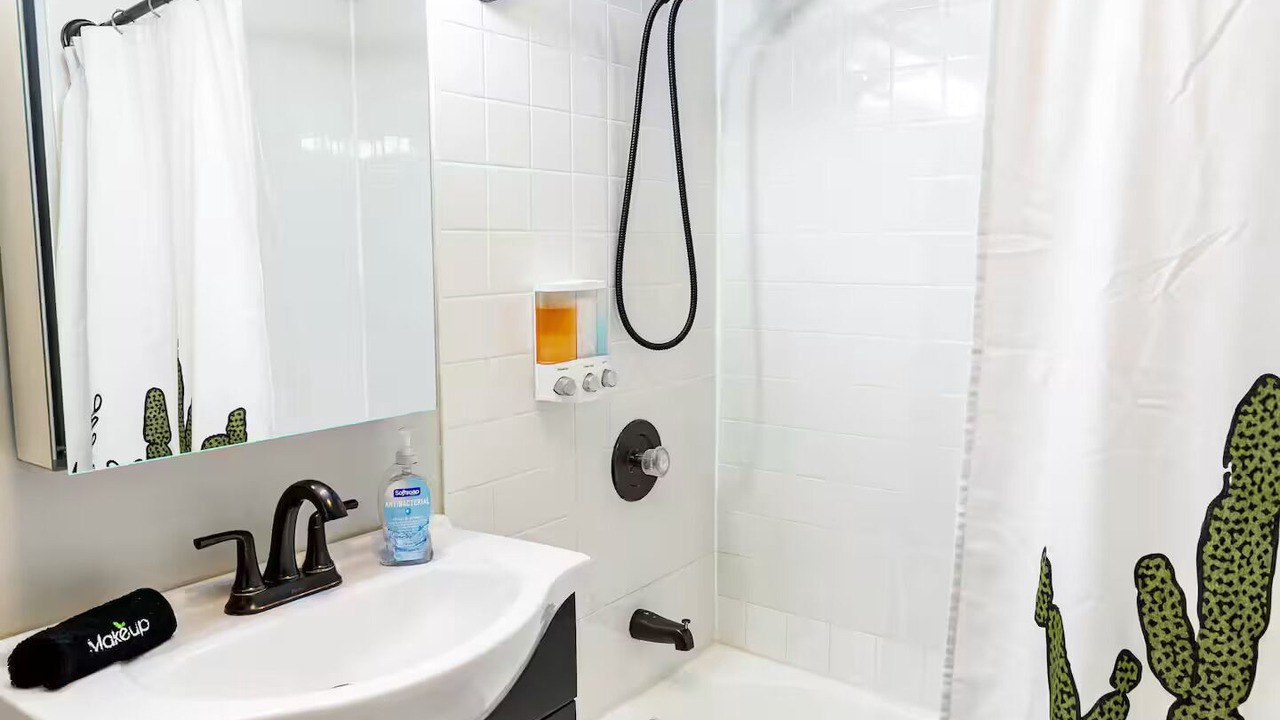 Photo of Bathroom in Lakeview