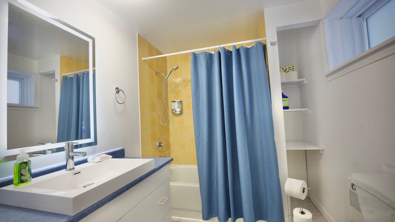 Photo of Bathroom in Laval-des-Rapides