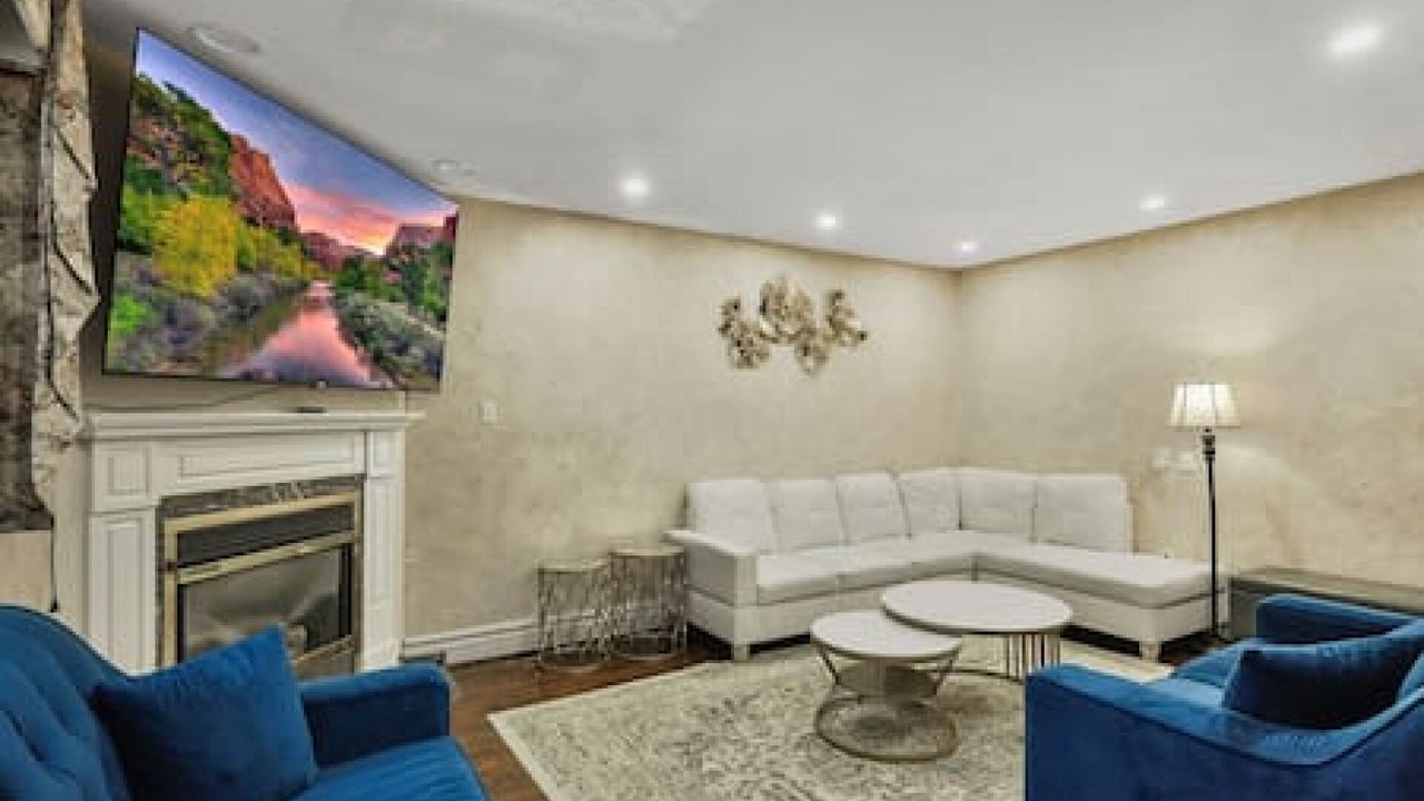 Photo of Livingroom in East Credit