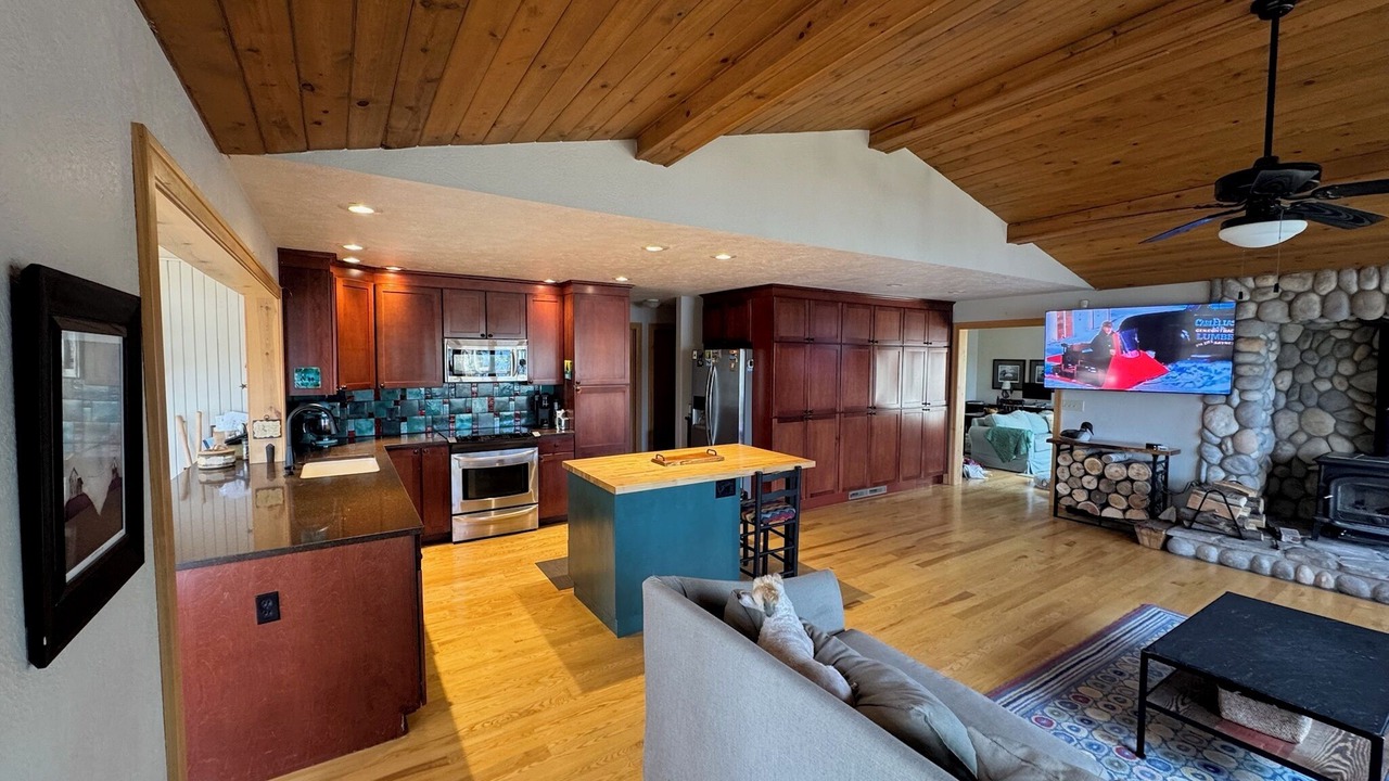 Photo of Livingroom in Evart
