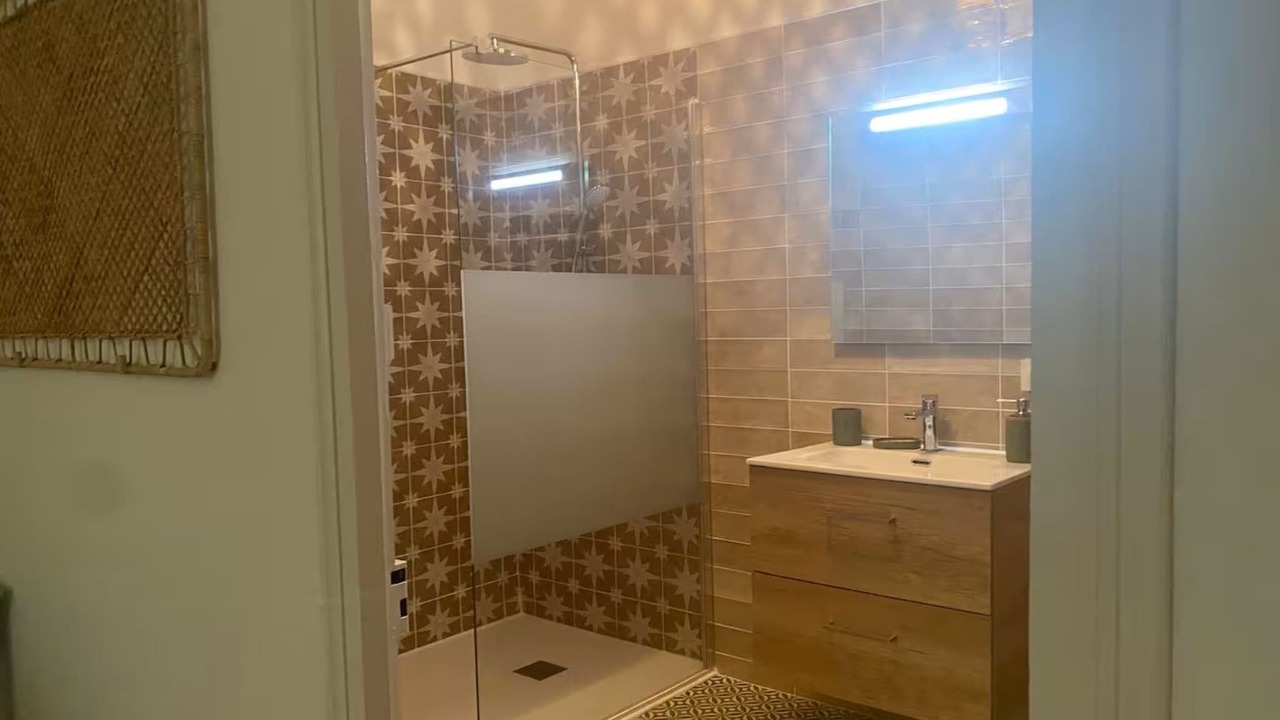 Photo of Bathroom in Barry-d'Islemade