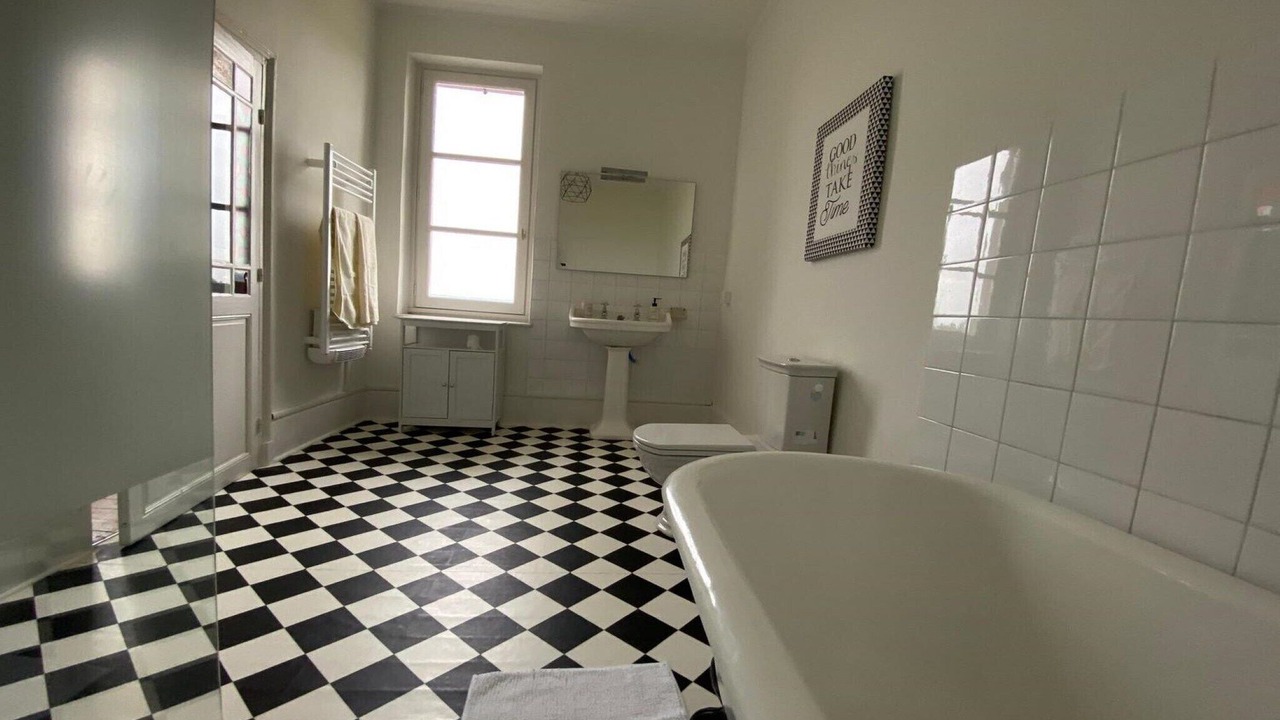 Photo of Bathroom in Barry-d'Islemade