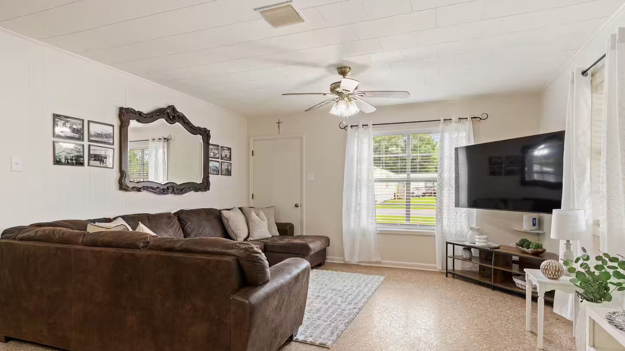 Photo of Livingroom in Broussard