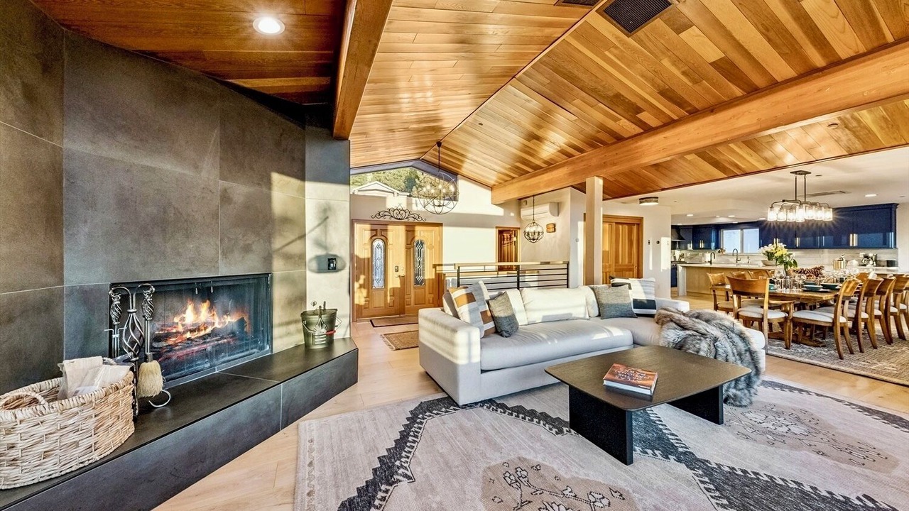 Photo of Livingroom in Round Hill Village