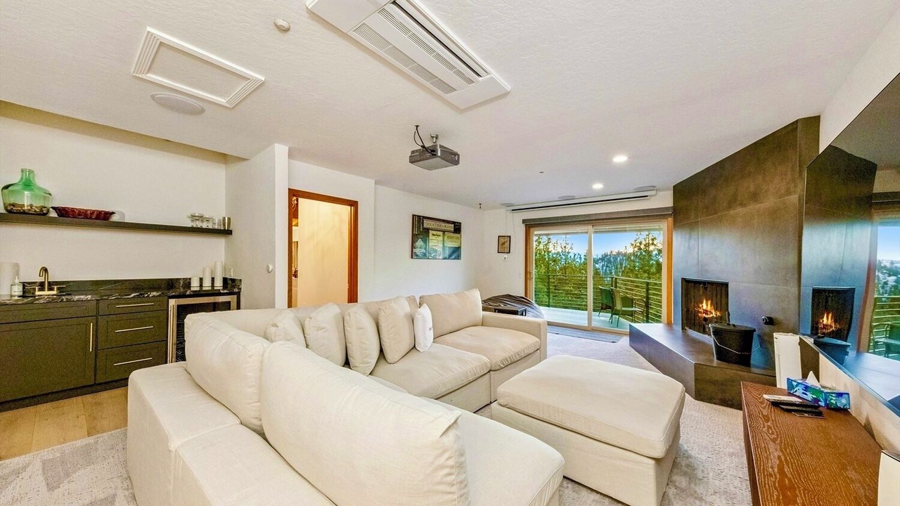 Photo of Livingroom in Round Hill Village