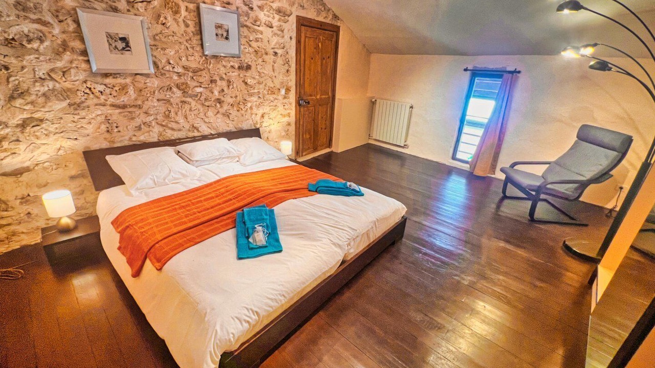 Photo of Bedroom in Saint-Hippolyte-de-Montaigu