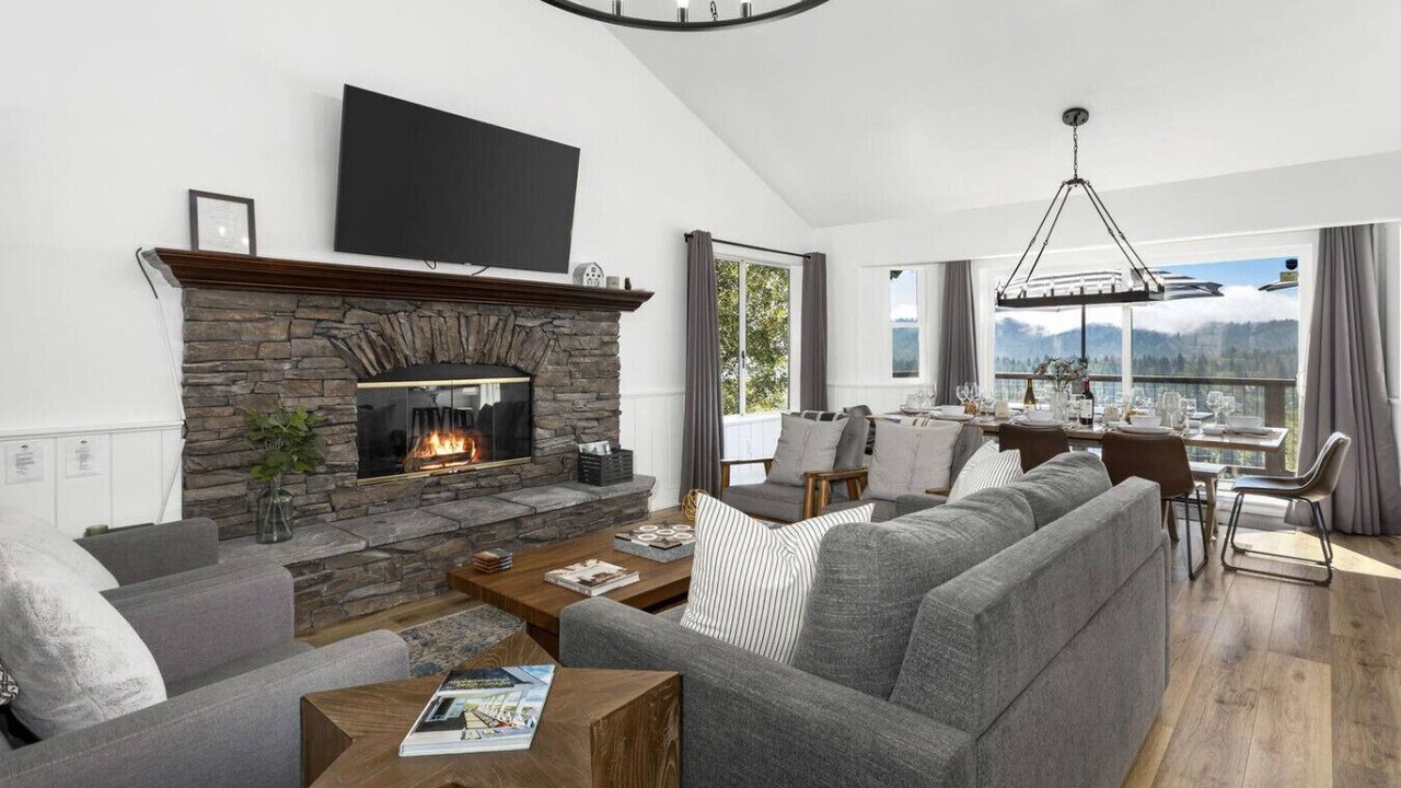 Photo of Livingroom in Lake Arrowhead