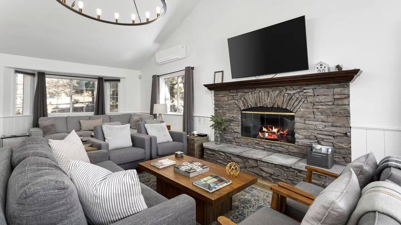 Photo of Livingroom in Lake Arrowhead