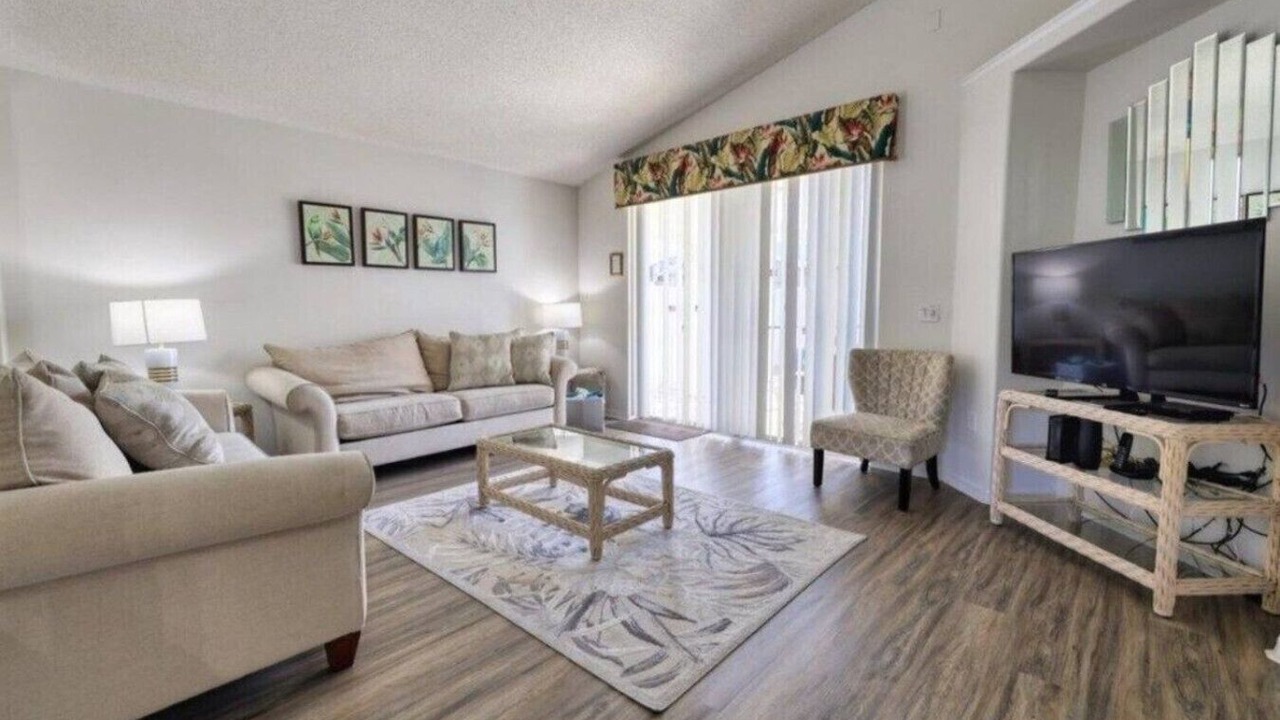Photo of Livingroom in Eagle Pointe South