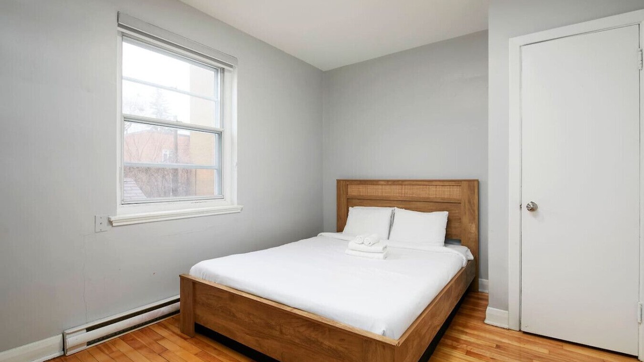Photo of Bedroom in Cote-Des-Neiges—Notre-Dame-De-Grace
