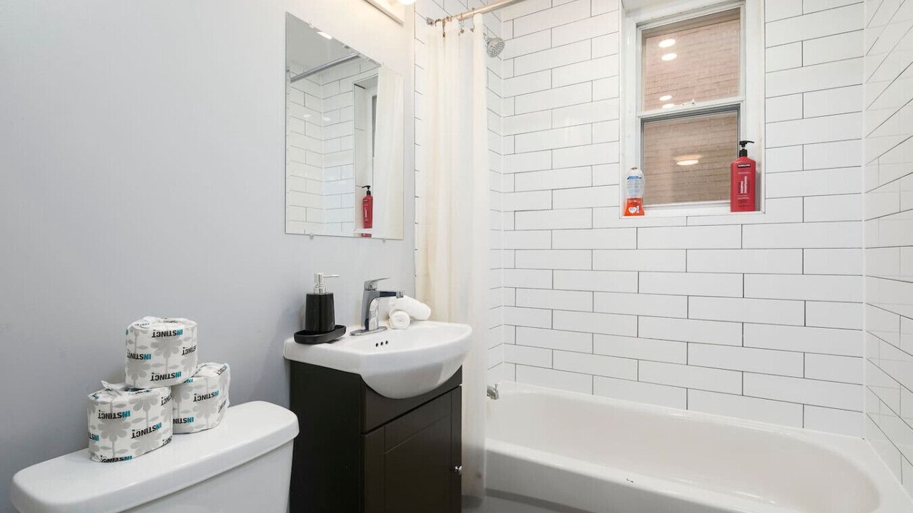 Photo of Bathroom in Cote-Des-Neiges—Notre-Dame-De-Grace
