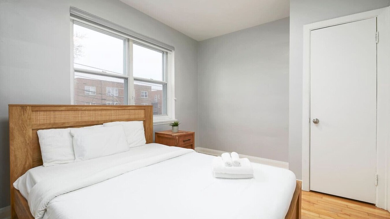 Photo of Bedroom in Cote-Des-Neiges—Notre-Dame-De-Grace