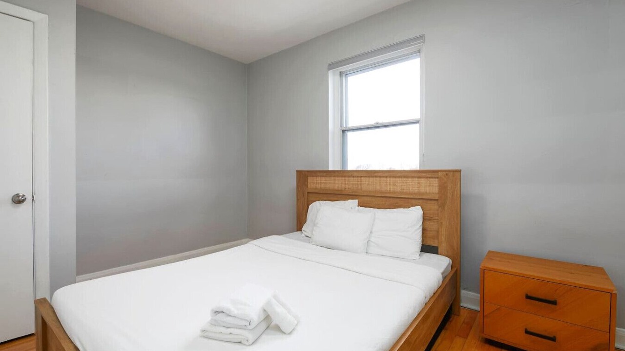 Photo of Bedroom in Cote-Des-Neiges—Notre-Dame-De-Grace
