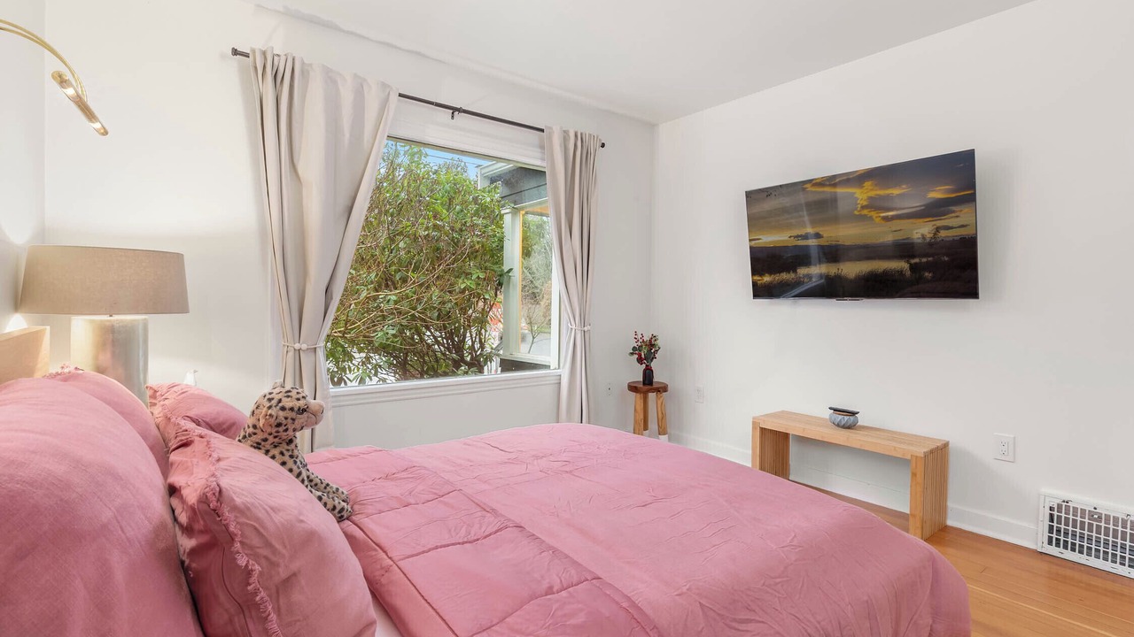 Photo of Bedroom in Alki