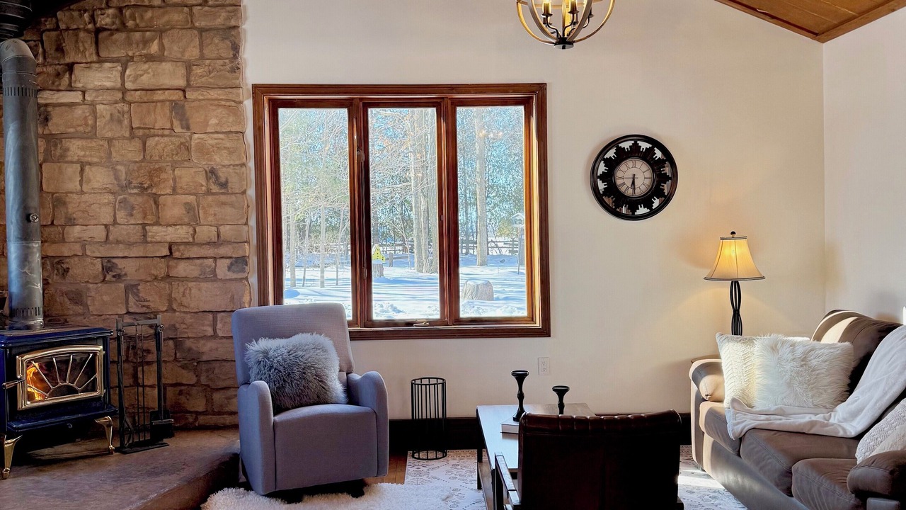 Photo of Livingroom in Bradford West Gwillimbury
