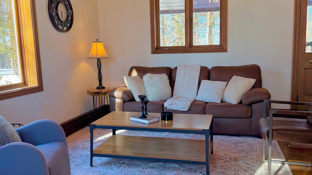 Photo of Livingroom in Bradford West Gwillimbury