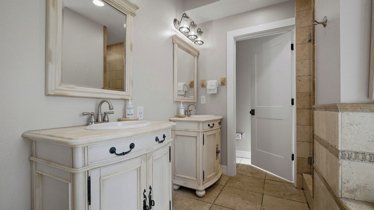 Photo of Bathroom in Independence Square