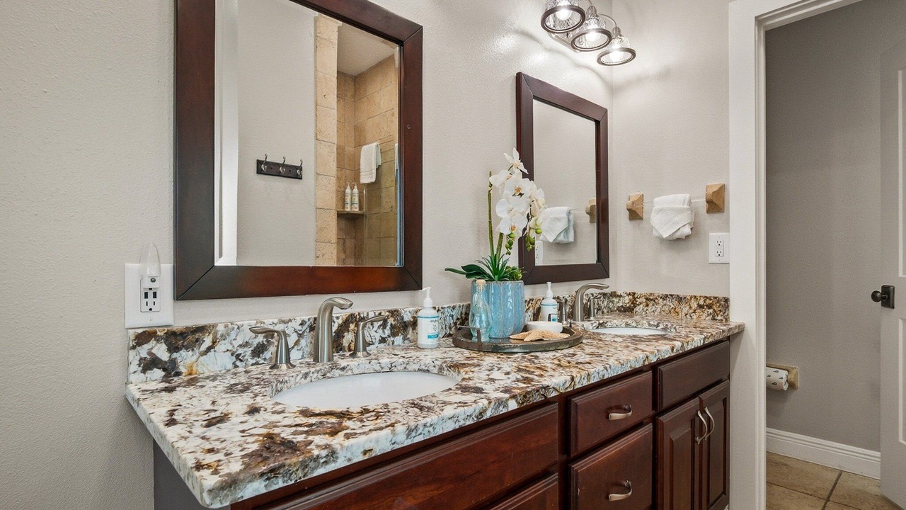 Photo of Bathroom in Independence Square