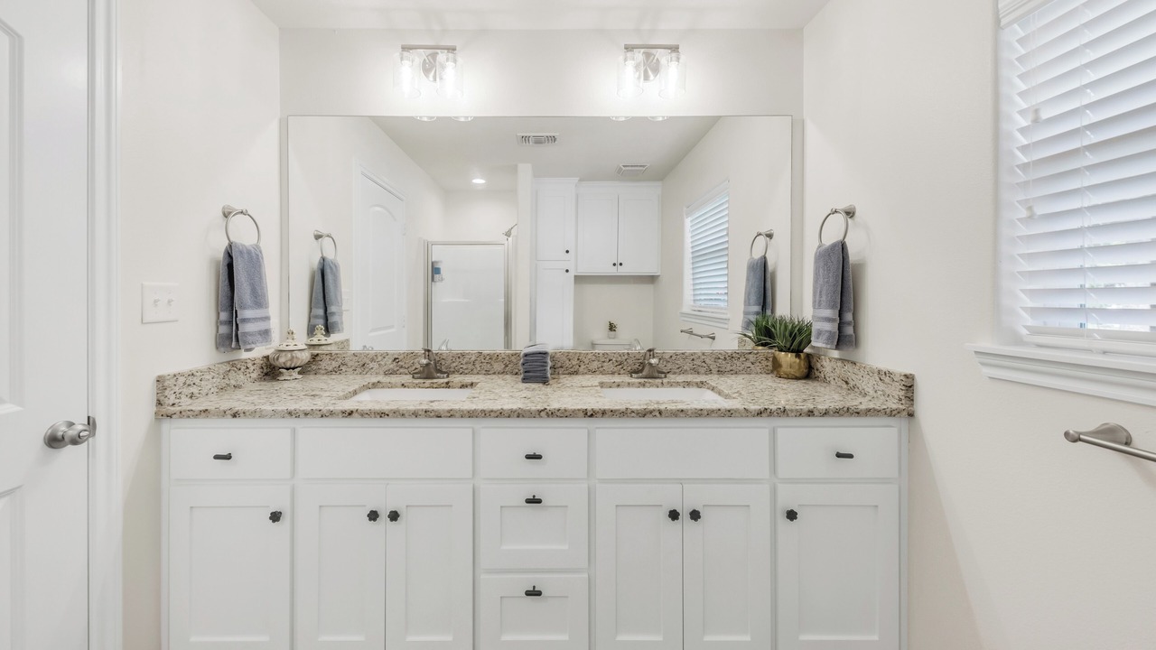 Photo of Bathroom in North Oakwood