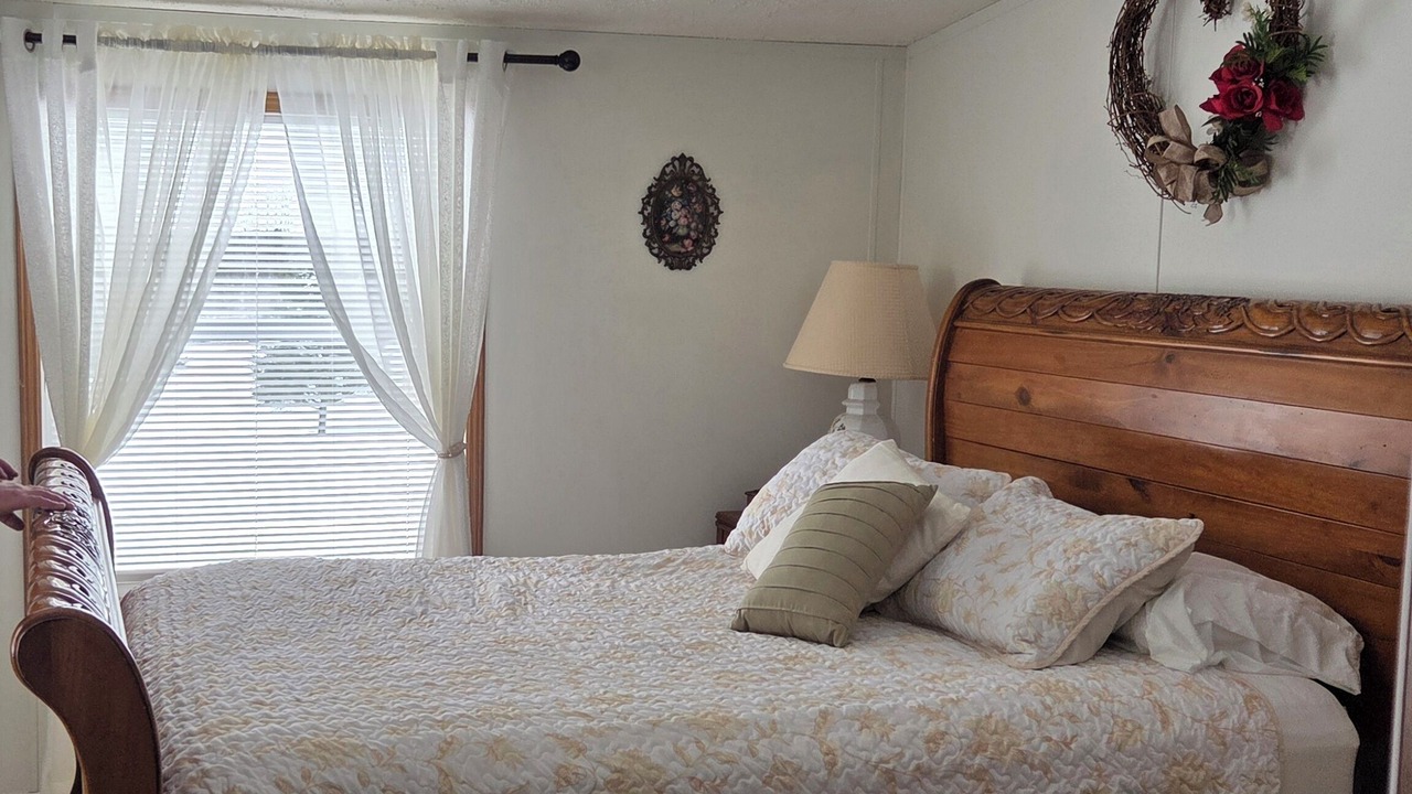 Photo of Bedroom in Nelsonville