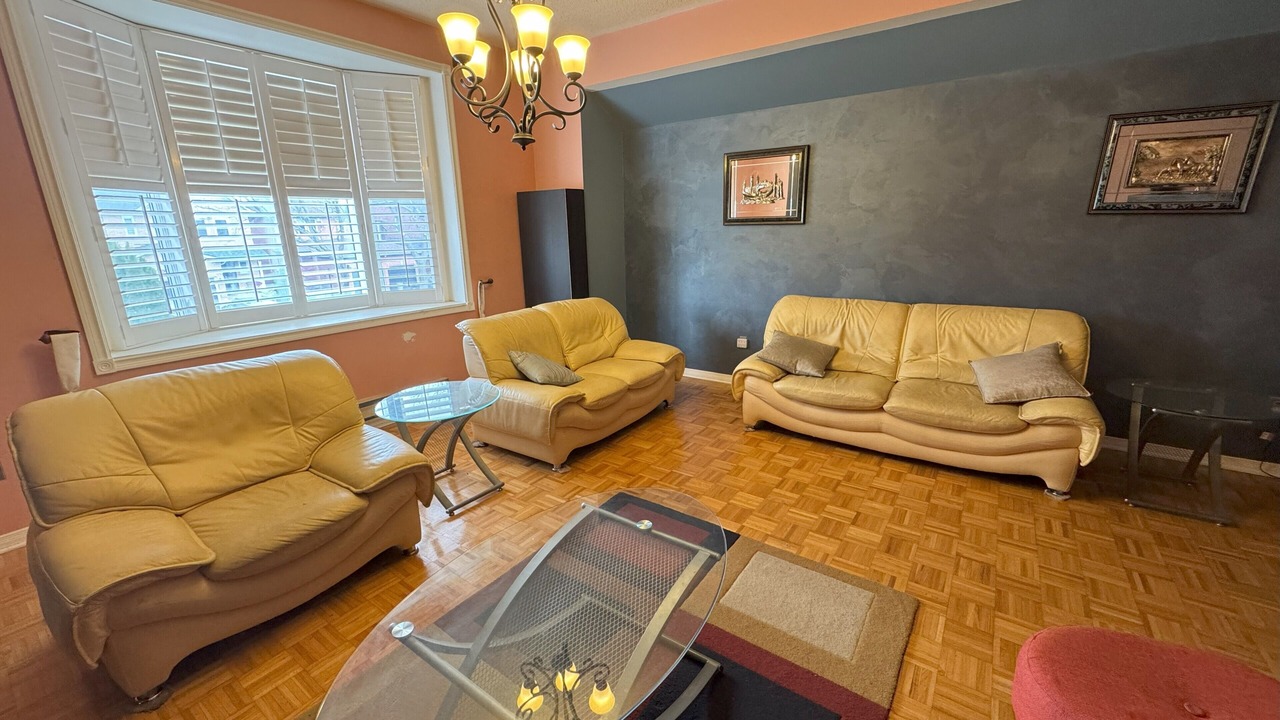 Photo of Livingroom in Central Erin Mills
