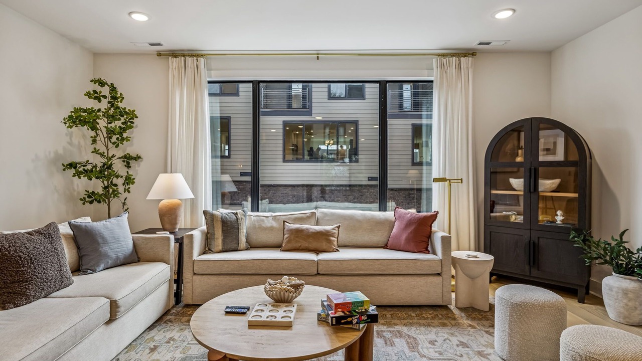 Photo of Livingroom in Hurwood Heights