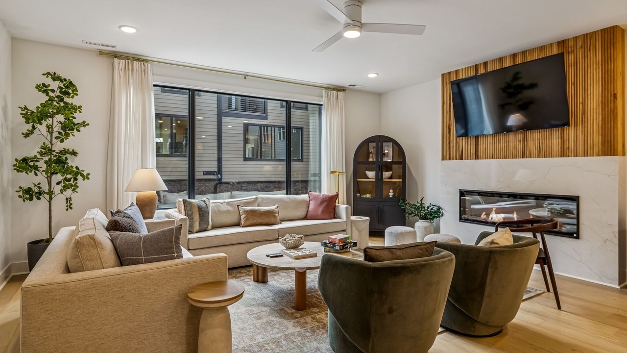Photo of Livingroom in Hurwood Heights