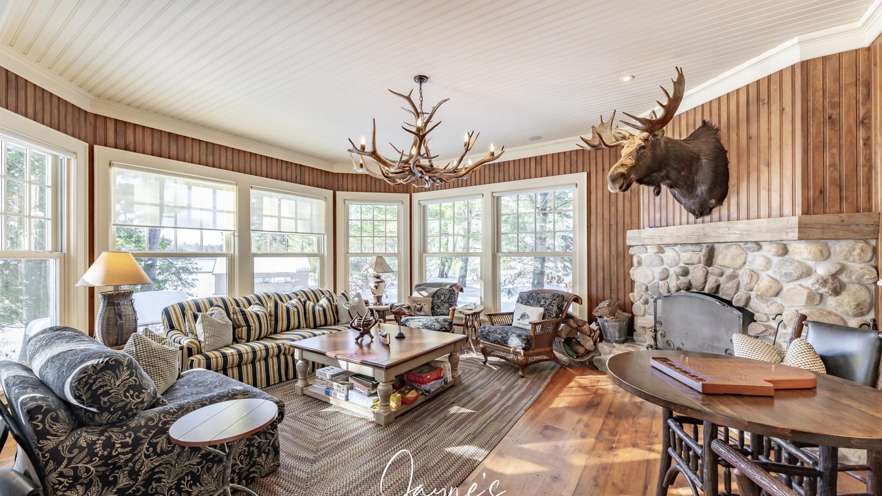 Photo of Livingroom in Port Carling