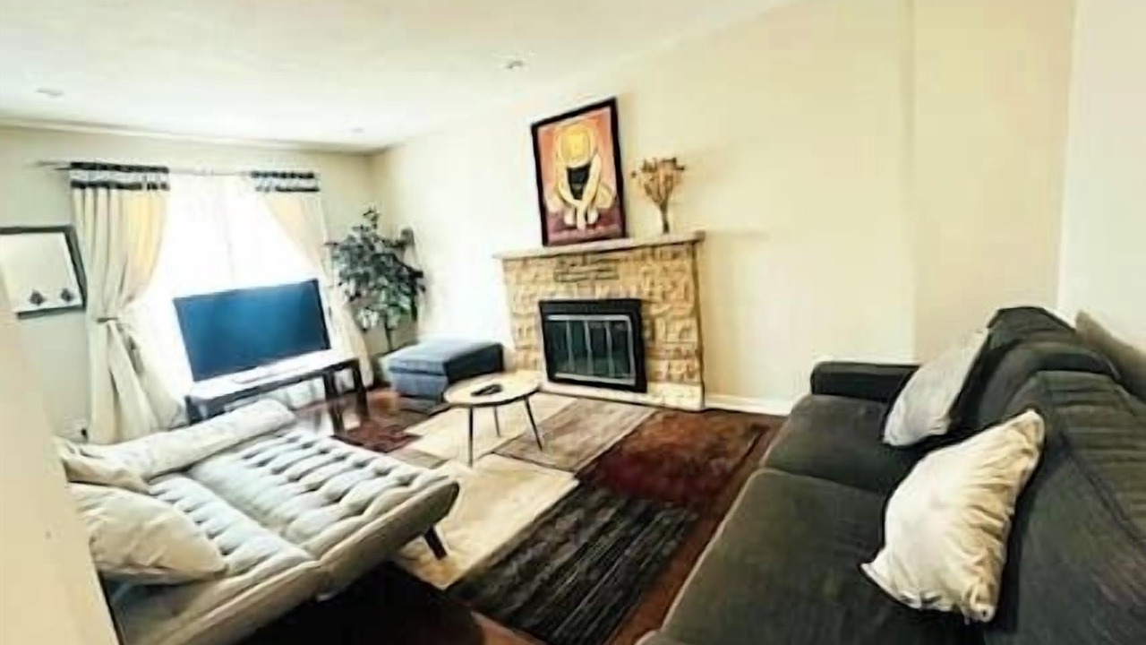 Photo of Livingroom in Hurontario