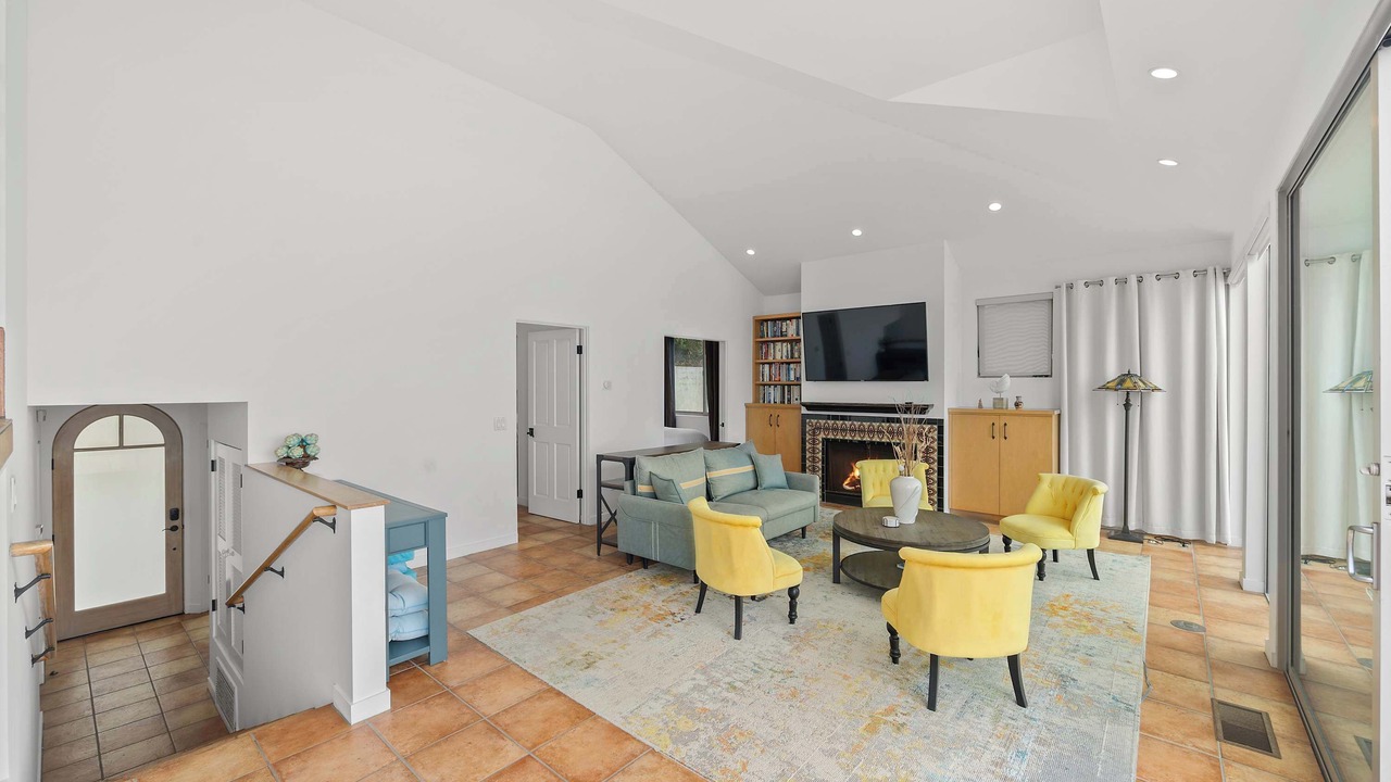 Photo of Livingroom in Western Malibu