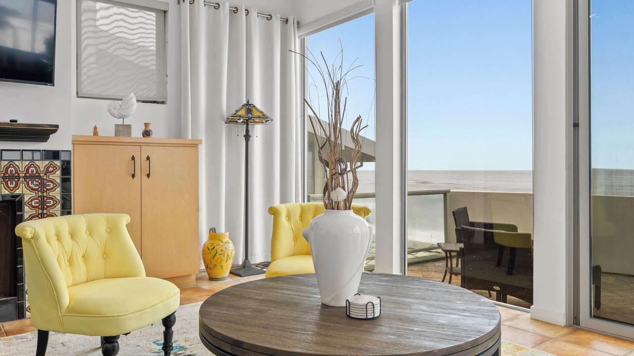 Photo of Livingroom in Western Malibu