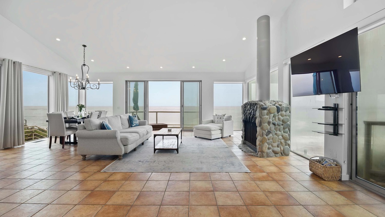 Photo of Livingroom in Western Malibu