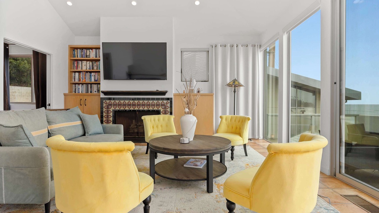 Photo of Livingroom in Western Malibu