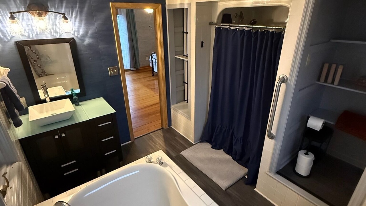 Photo of Bathroom in Roseland