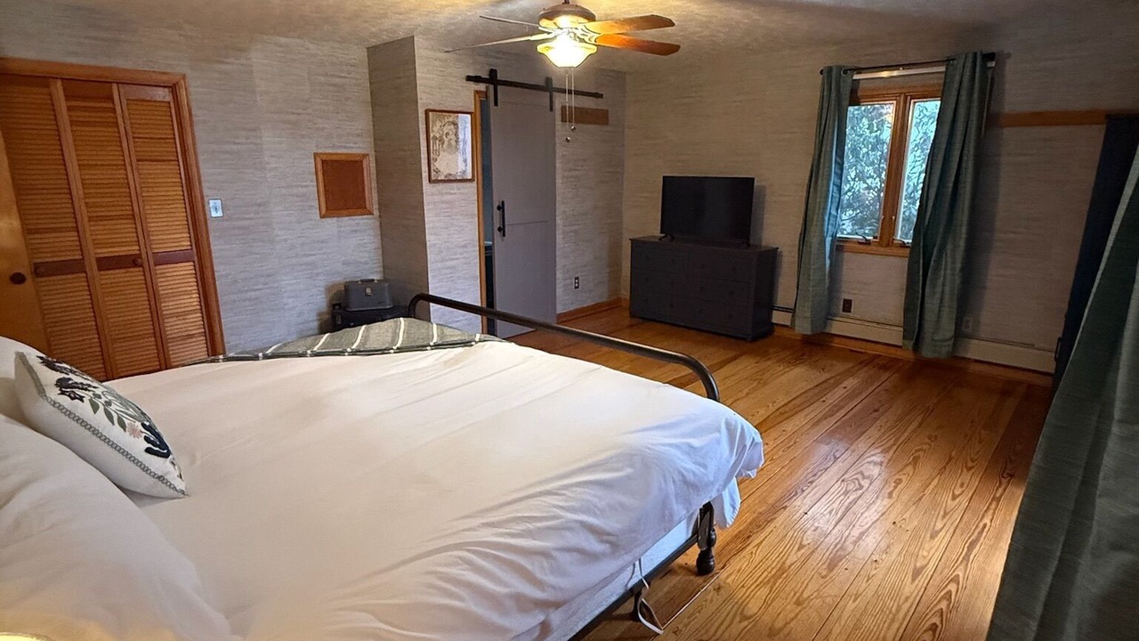Photo of Bedroom in Roseland
