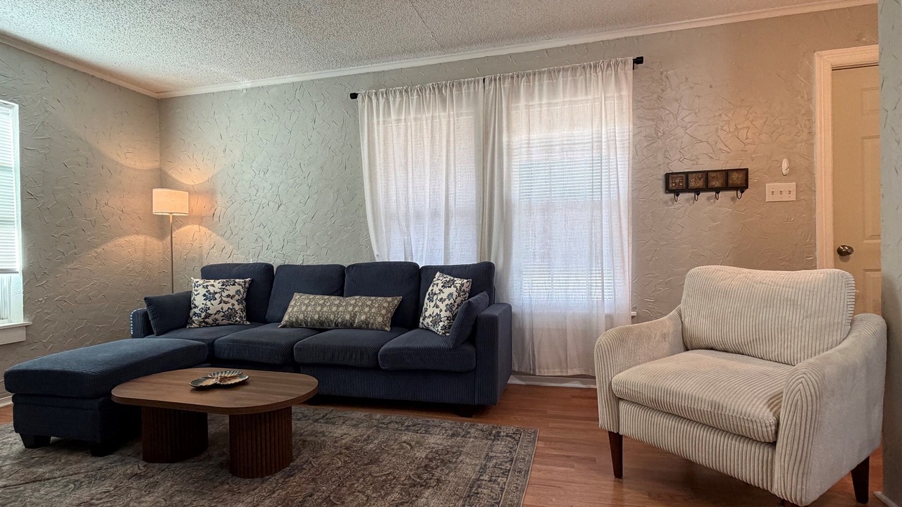 Photo of Livingroom in Elmwood Area