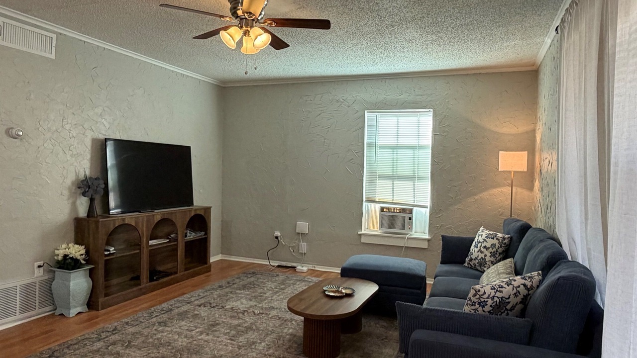 Photo of Livingroom in Elmwood Area