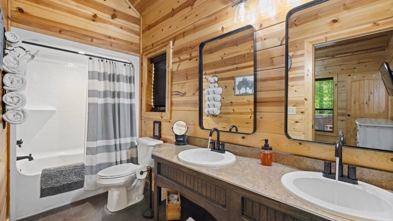 Photo of Bathroom in Broken Bow