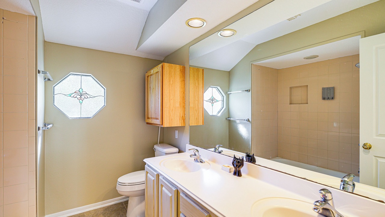 Photo of Bathroom in Alden Bridge