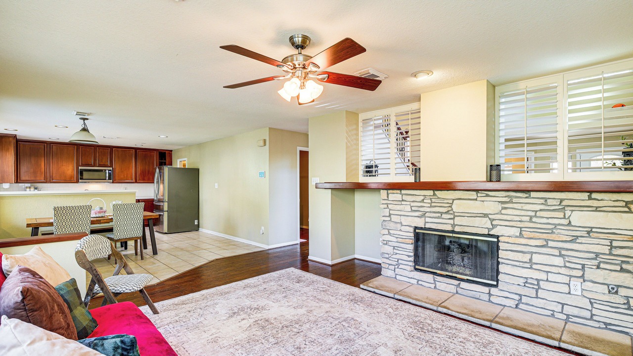 Photo of Livingroom in Alden Bridge